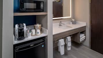 Desk, laptop workspace, iron/ironing board, free WiFi