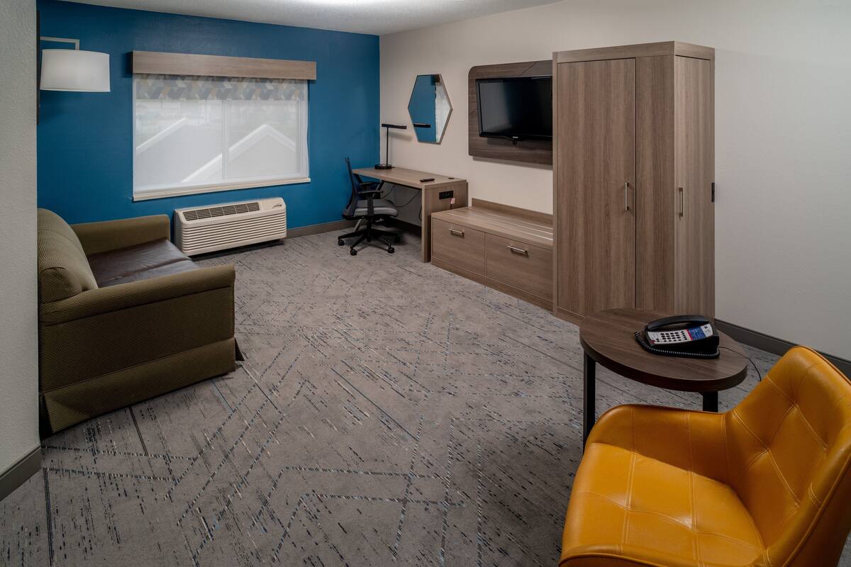 suite, 1 king bed, transfer shower, non smoking (communications) | 1 bedroom, desk, laptop workspace, iron/ironing board