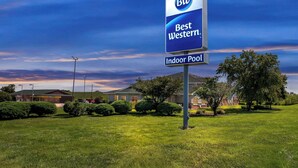 A sign for a Best Western hotel with an indoor pool. - Best Western Nebraska City Inn (Nebraska City)