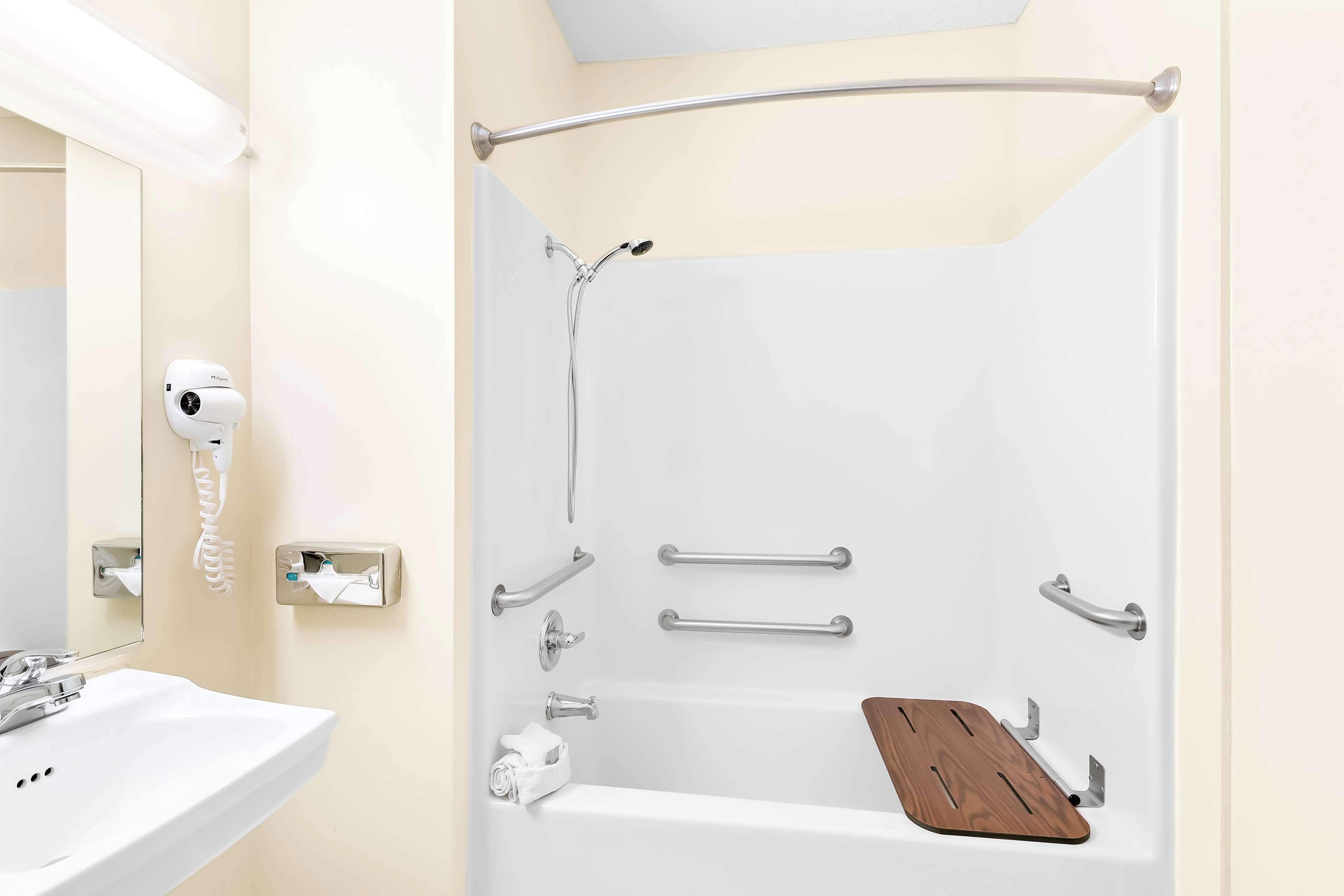 standard room, 1 king bed, accessible, non smoking | bathroom | free toiletries, hair dryer, towels, soap