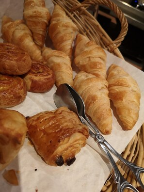 Daily buffet breakfast (EUR 14.80 per person)