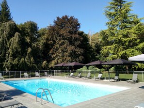 Piscina externa sazonal, funciona das 9h30 às 19h, espreguiçadeiras