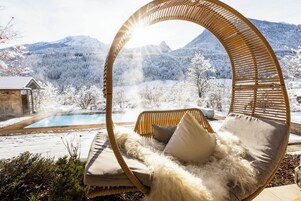 Una piscina techada, una piscina al aire libre
