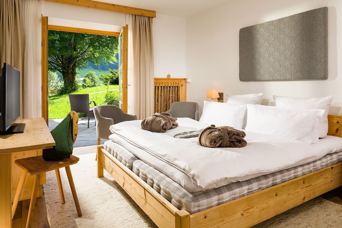 ห้องสแตนดาร์ดดับเบิล (Kuschelzimmer Alpenveilchen) | มินิบาร์, ตู้นิรภัยในห้องพัก, โต๊ะทำงาน, ห้องเก็บเสียง