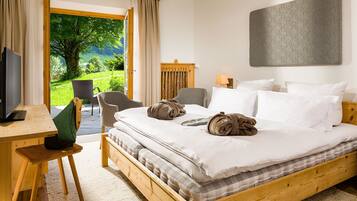 Dobbeltrom – standard (Kuschelzimmer Alpenveilchen) | Minibar, safe på rommet, individuelt innredet og skrivebord