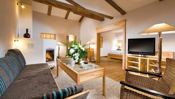 Senior Suite Alm | Oppholdsområde | Flatskjerm-TV