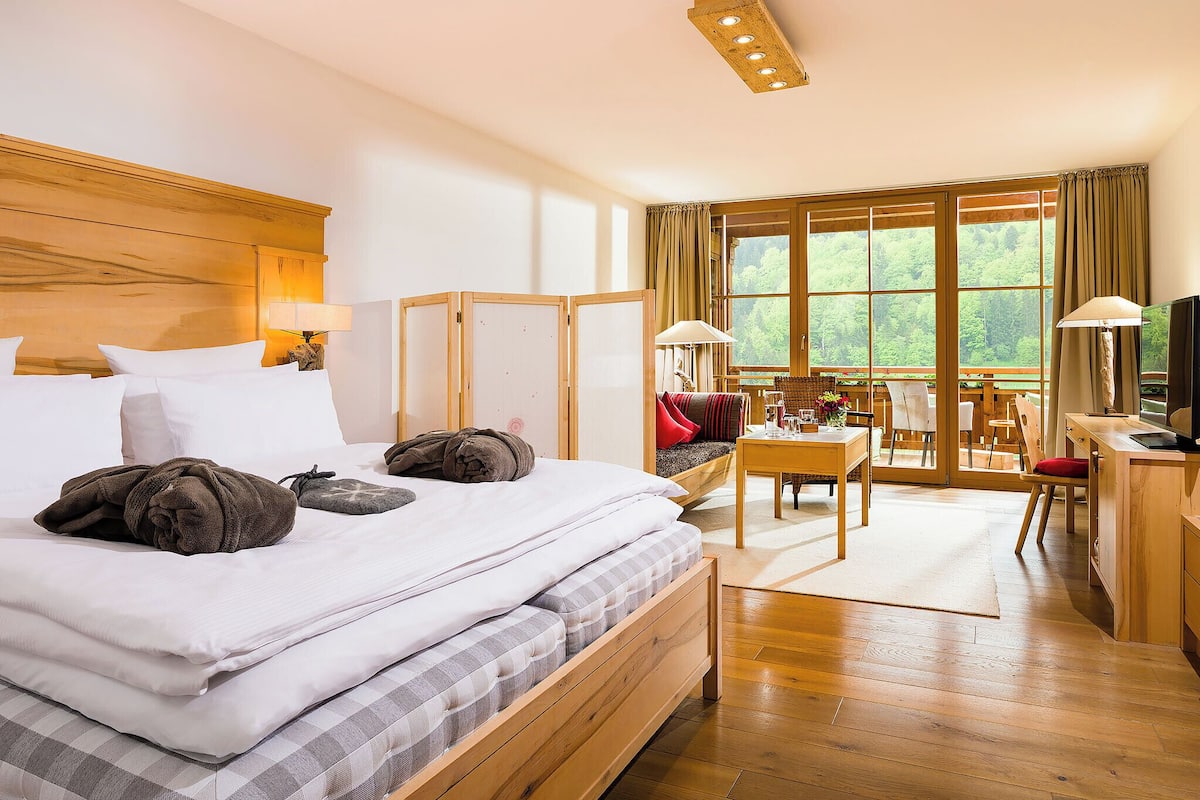 ห้องคอมฟอร์ทสตูดิโอสวีท (Juniorsuite Königskerze) | มินิบาร์, ตู้นิรภัยในห้องพัก, โต๊ะทำงาน, ห้องเก็บเสียง