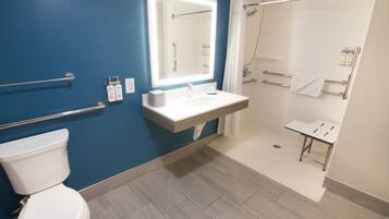Rom – standard, 1 kingsize-seng, tilgjengelighetstilpasset (Mobility Roll-In Shower) | Bad | Hårføner og håndklær