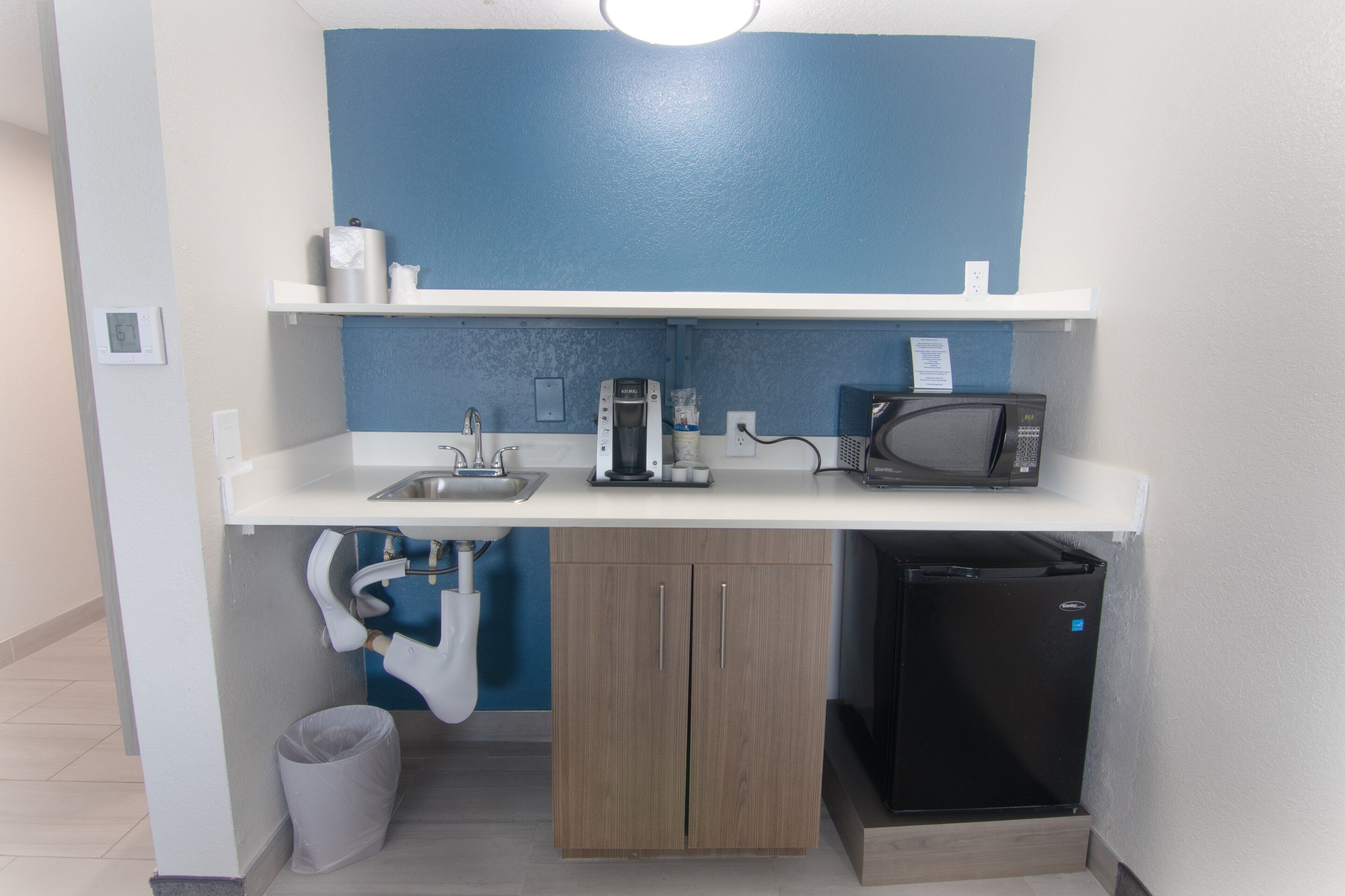 standard room, 1 king bed, mobility accessible (mobility roll-in shower) | in-room safe, desk, iron/ironing board, free cots/infant beds