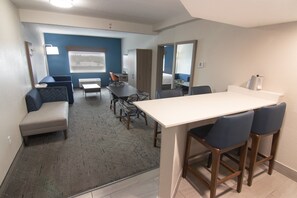 In-room safe, desk, iron/ironing board, free cots/infant beds - Holiday Inn Express & Suites Ft. Lauderdale Airport West by IHG (Davie)