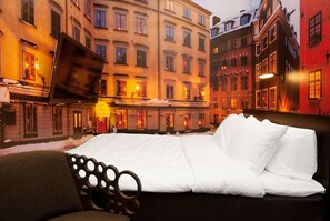 Double Room, No Windows (Compact)