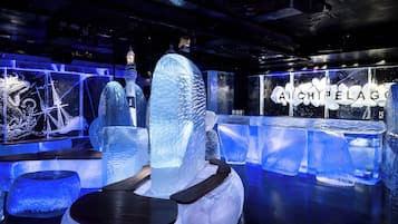 An ice sculpture display with a sign reading "AICHELAGG".