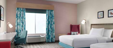 Habitación de hotel con escritorio, dos camas, una silla y una ventana con cortinas.