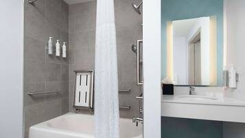 Articles de tocador de disseny, assecador de cabells i tovalloles