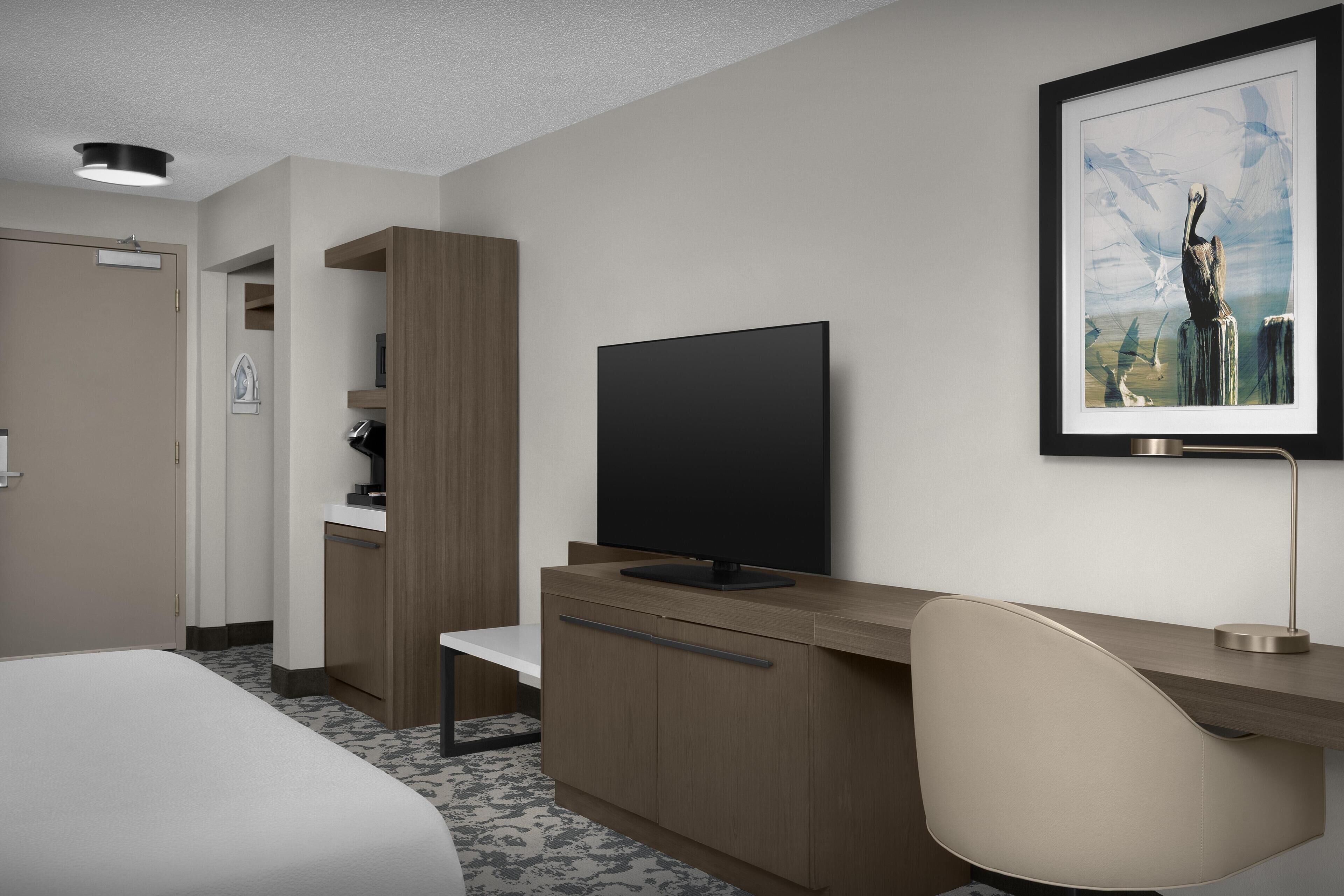 Standard Room, 1 King Bed | In-room safe, iron/ironing board, free WiFi, bed sheets