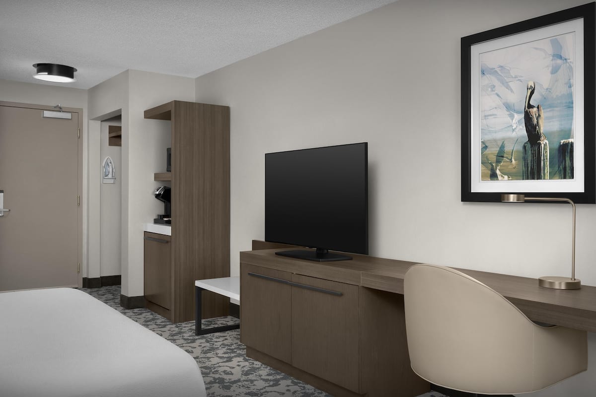 Standard Room, 1 King Bed | In-room safe, iron/ironing board, free WiFi, bed sheets