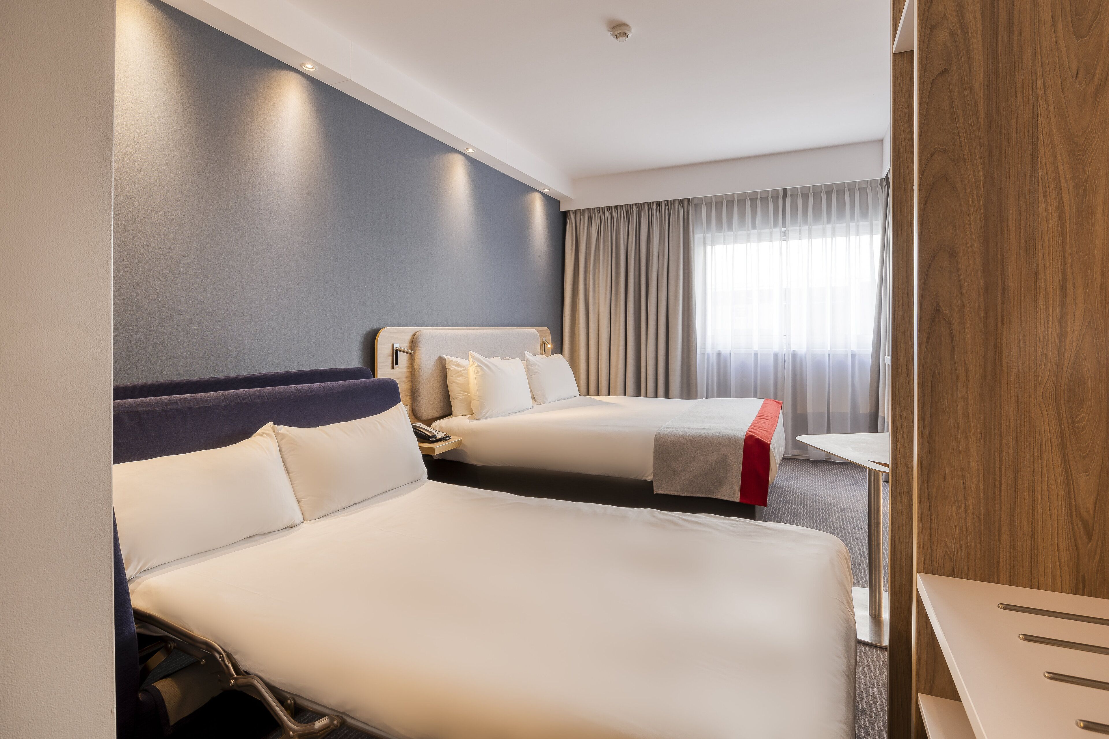 standard room, 1 double bed with sofa bed (free breakfast) | desk, cots/infant beds, free wifi, bed sheets