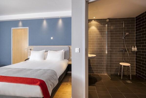 Desk, cribs/infant beds, free WiFi, bed sheets