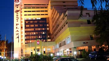 Mặt tiền nơi lưu trú - ban đêm