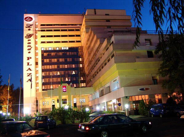 Front of property - evening/night - Le Grande Plaza Hotel (Tashkent)