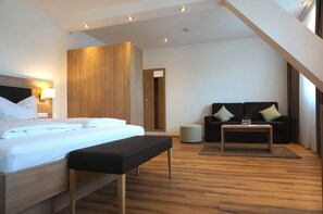 Chambre Triple Premium, 1 grand lit et 1 canapé-lit