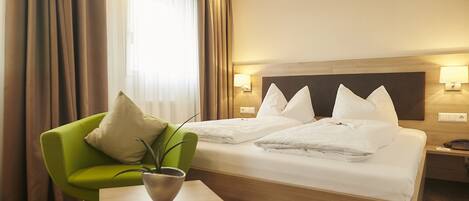 Caja fuerte, decoración individual, escritorio y cunas (de pago)