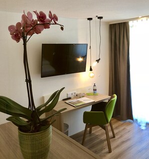 Comfort Single Room | In-room safe, individually decorated, desk, cribs/infant beds