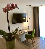 舒适单人房 | 客房内保险箱、特色装修、办公桌、婴儿床