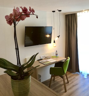 Comfort Single Room | In-room safe, individually decorated, desk, cribs/infant beds