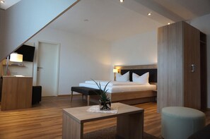Premium Triple Room, 1 Queen Bed with Sofa bed | In-room safe, individually decorated, desk, cots/infant beds - Flair Hotel Grüner Baum (Donaueschingen)