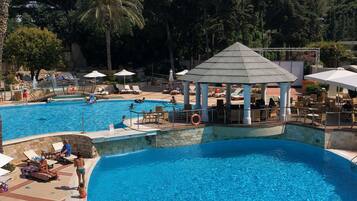 Piscina interna, 5 piscinas externas, espreguiçadeiras