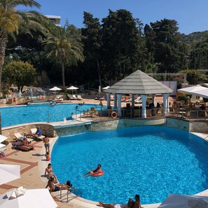 Piscine couverte, 5 piscines extérieures, chaises longues