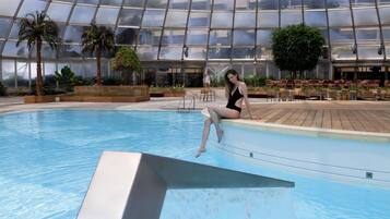 Piscina interna, 5 piscinas externas, espreguiçadeiras