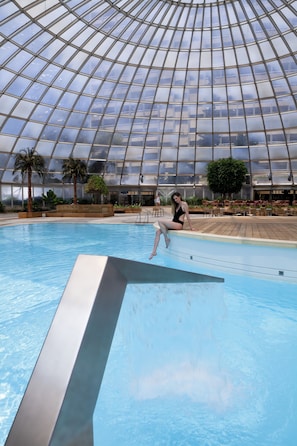 Piscine couverte, 5 piscines extérieures, chaises longues