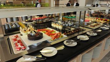 Ein reichhaltiges Buffet mit verschiedenen Speisen und Besteck.
