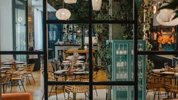 Cocina internacional, restaurante con mesas al aire libre