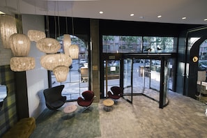 Coin salon dans le hall