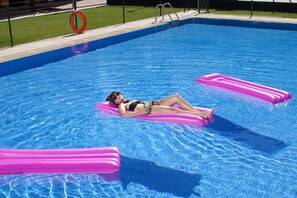 Una piscina al aire libre de temporada