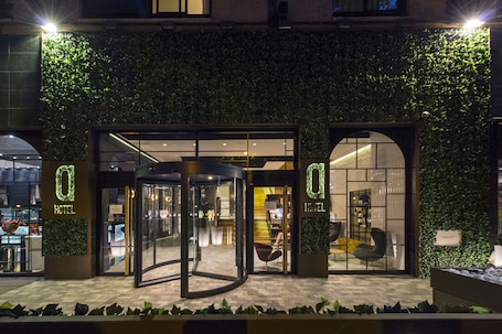 Entrada al alojamiento. Hotel Mirador de Chamartin
