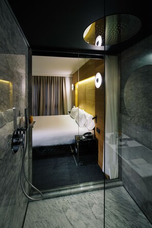 Deluxe Room (Premium) | Minibar, in-room safe, iron/ironing board, free WiFi