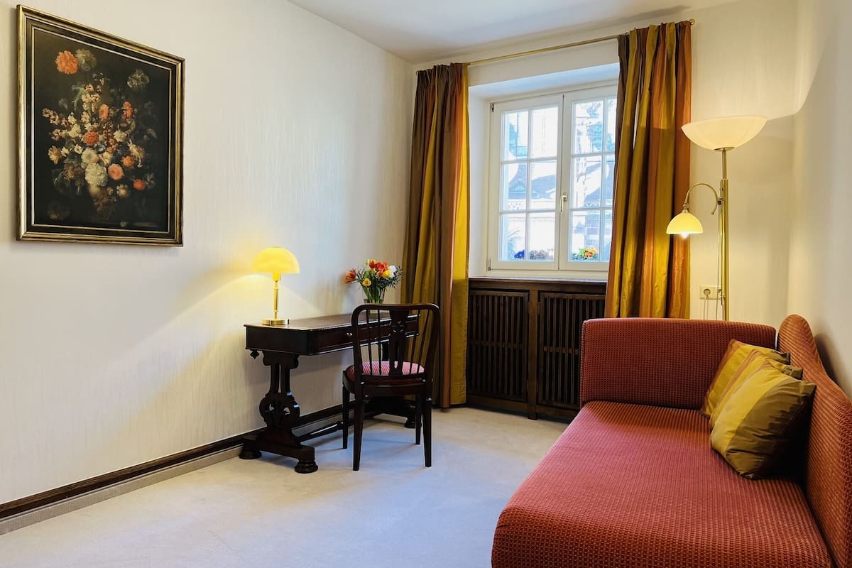 romantic suite, 1 king bed | living room | flat-screen tv