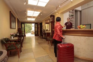 Lobby lounge