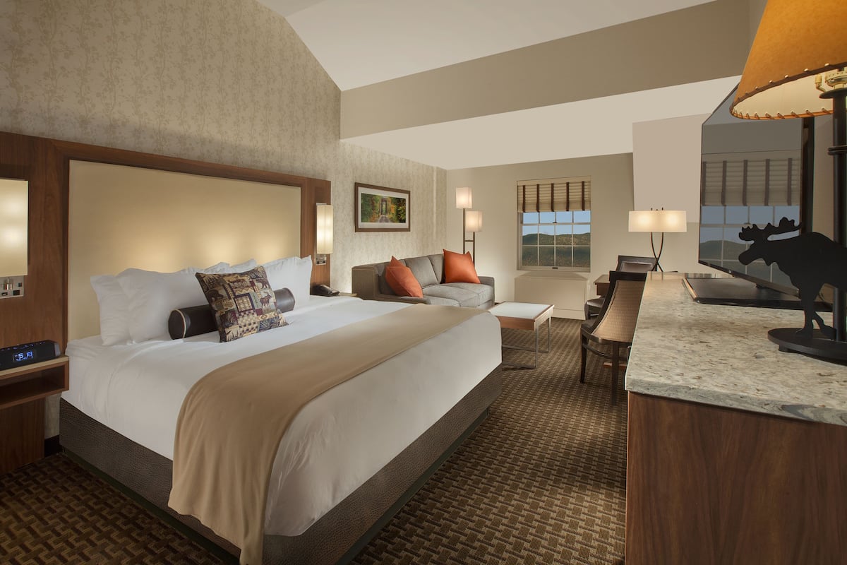 Deluxe Room, Accessible | Premium bedding, in-room safe, desk, blackout drapes