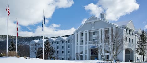 Un hotel grande de varios pisos con una entrada destacada y un letrero que dice "North Conway Grand Hotel".