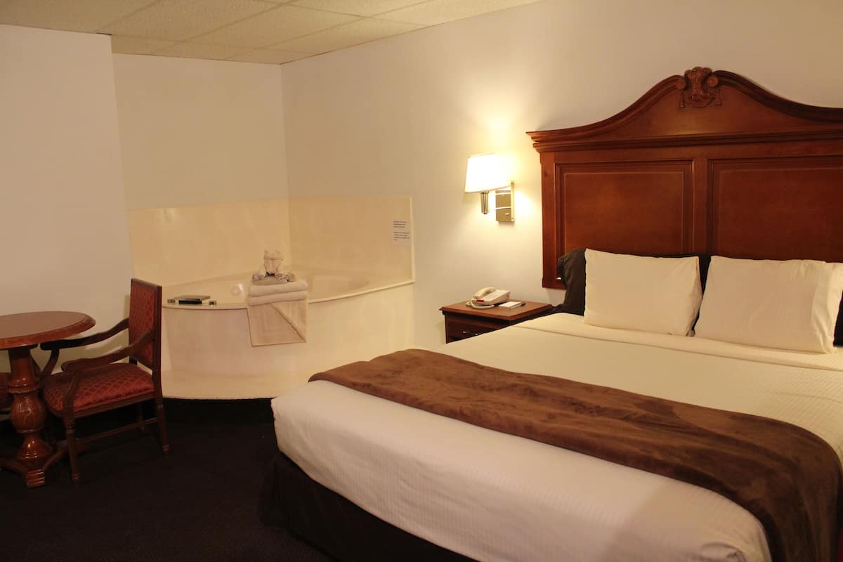 Jr Suite One Bedroom King Non Smoking | 1 bedroom, desk, blackout drapes, iron/ironing board