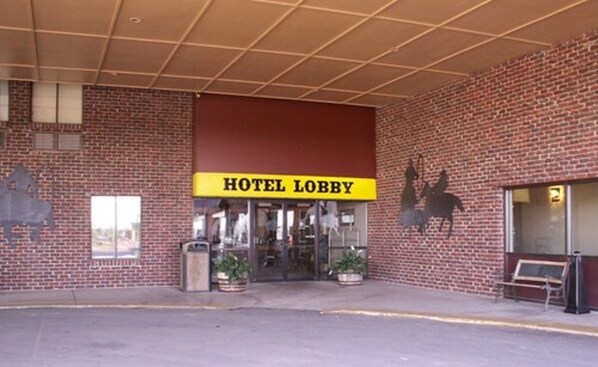 Un edificio de ladrillo con un letrero amarillo que dice 'HOTEL LOBBY'.