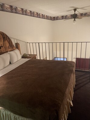 Honeymoon Room, 1 King Bed | 1 bedroom, desk, blackout drapes, iron/ironing board