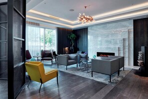 Lobby-Lounge, Blick auf den Strand, täglich geöffnet