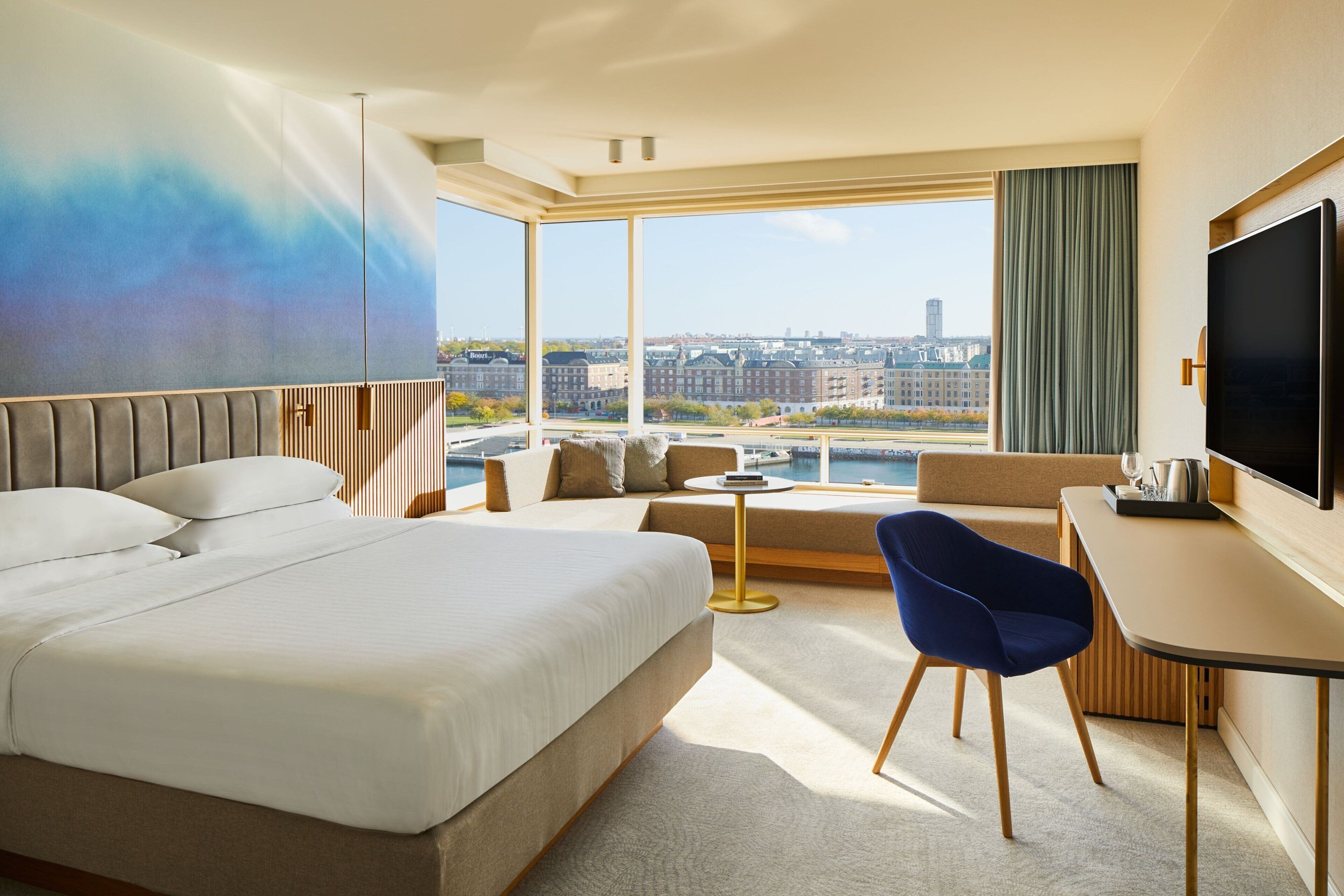 Hypo-allergenic bedding, minibar, in-room safe, desk