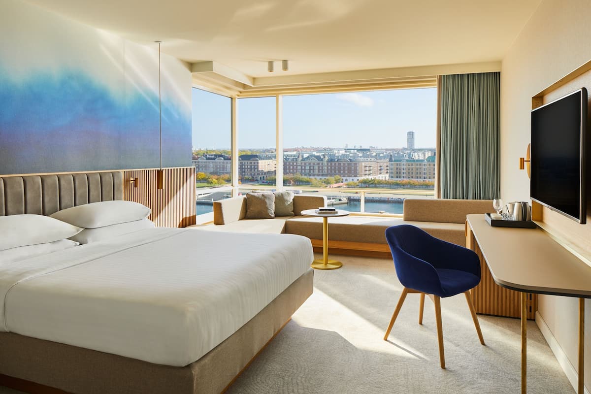 Hypo-allergenic bedding, minibar, in-room safe, desk